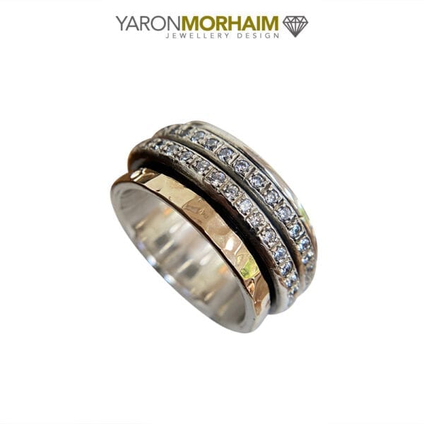 Let your hand sparkle on various occasions with this lovely spinning sterling silver and 9-carat gold ring. Whether for stacking or not, this piece is effortlessly versatile.